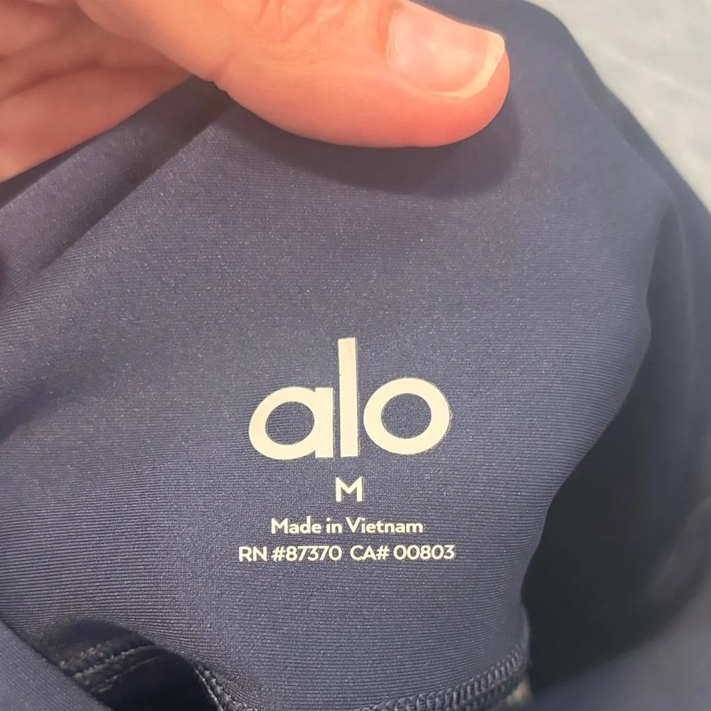 ALO Yoga Navy Leggings 7/8 AirLift Legging. Has a shine to the legging. - Picture 5 of 6